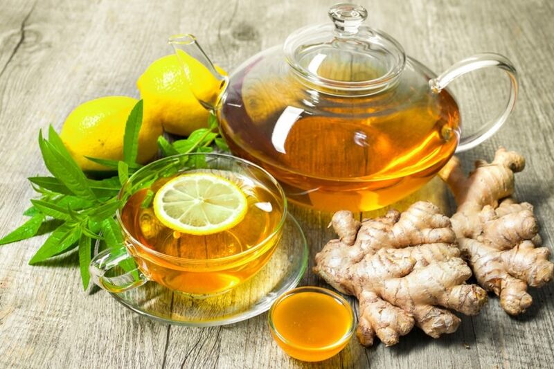 Упорядкувати обмін речовин чоловікові допоможе чай з лимоном та імбиром